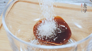 合上蓋子，啟動電源煮飯。期間混合好調(diào)味汁。