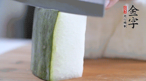 冬瓜去瓤去皮，切小塊。