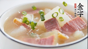 出鍋前撒上蔥花。