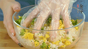 將飯團(tuán)用手搓捏成圓球狀。