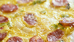 撒上一些芝麻，準備一些番茄醬，一份早餐就做好了。