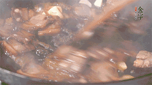 熱油下鍋，爆香蒜片。放入醬肉翻炒片刻后,下豌豆尖均勻翻炒。