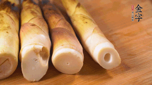 春筍剝?nèi)ネ鈿?，切成滾刀塊。