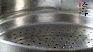 出鍋后，倒扣臘味，撒上蔥花即可。