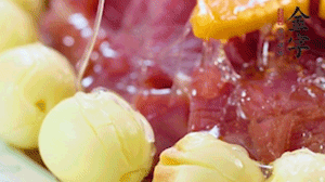 出鍋前10分鐘淋上蜂蜜，倒扣出來撒上桂花，擺上胡蘿卜裝飾即可。