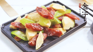 熱油下鍋，依次下金字香腸、萵筍、冬筍，均勻翻炒。