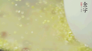 糯米、紅豆浸泡1小時(shí)，和小米一起入電飯鍋蒸熟。