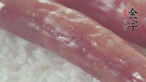 關(guān)上蓋子，煮到米飯露出時(shí)。