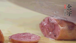 拿出香腸和臘肉，切成片后重新鋪入。