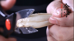 蟹味菇去掉根部洗凈。