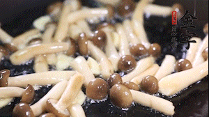 熱油下鍋煸香蒜末，依次加蟹味菇、香腸、西蘭花均勻翻炒，放適量水燜煮3分鐘。