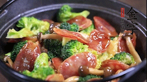 出鍋前加少許鹽、水淀粉即可。