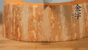 南瓜去皮洗凈后，切成規(guī)則的長(zhǎng)方形。