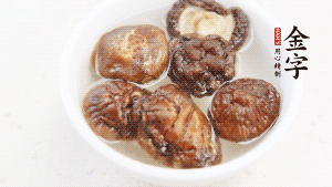 鍋加熱至7成，放蘿卜絲煸炒，加3粒冰糖翻炒至透明，盛出備用。