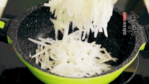 鍋加油至5成熱，放香腸粒、臘肉粒翻炒，等脂肪變透明后，加香菇、瑤柱、蝦米，放適量冰糖、胡椒粉、鹽炒至香味溢出。