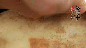 金字香腸切片，藕去皮切薄片備用。