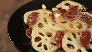 出鍋前加少許鹽調(diào)味，撒上蔥花即可。