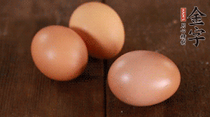 雞蛋加鹽打散1分鐘。