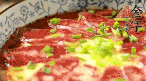 出鍋前淋上少許生抽、香油調味，撒上蔥花就可以了。