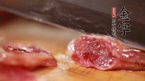 金字香腸蒸或煮至7成熟，切成片備用。