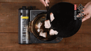 將鮮肉、咸肉、姜片、蔥結放到湯鍋中，加黃酒及足量清水。