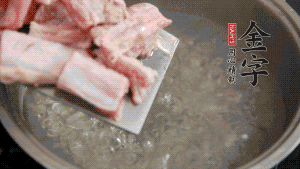 剁成塊狀的排骨洗凈，放入沸騰的鍋中，加姜片汆燙，2分鐘后撈出備用。