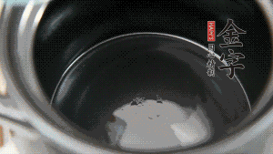 依次把排骨、玉米、蓮藕、荸薺放入砂鍋中。（根據(jù)食材的難易熟度放置，難熟的放下面，其他湯品也是一樣。）