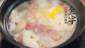 出鍋前加適量鹽調(diào)味，撒香菜點(diǎn)綴就可以啦。