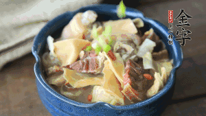 加翠綠的蔥花點(diǎn)綴一下就可以啦。