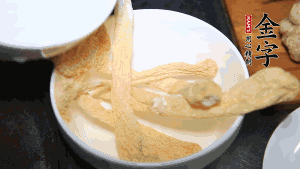 竹蓀淡鹽水泡發(fā)后，剪去菌蓋頭（封閉的一端），切成小段。生姜切片，蔥切段備用。