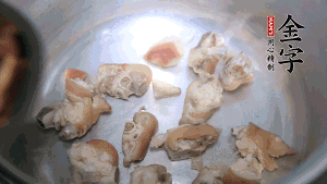 煎至兩面略金黃時(shí)，加適量熱水燉至奶白。