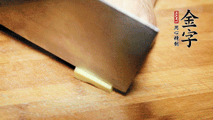 將雞、生姜片、火腿片放入砂鍋中，注入清水淹沒雞身。（燉湯最適宜冷水下鍋，隨著水溫的慢慢升高，原料會充分釋放出營養(yǎng)。）