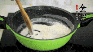 【月餅餡】3．把面粉放入干凈的炒鍋，小火加熱不斷翻炒，至呈微黃色熟透。在腌漬好的火腿丁中加熟面粉，拌勻后，加黃油拌勻揉搓成12個小球，放冰箱冷藏備用。