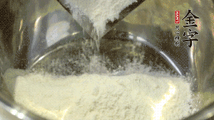 【油皮】1．將油皮材料放入料盆中，緩緩加100ml水，攪拌成雪花片狀。在案板上反復(fù)揉搓成有一定筋度的光潔面團(tuán)，搓成12個團(tuán)子。