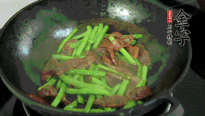 然后再加入鮮蓮子一起翻炒，至熟后加少許鹽調(diào)味就可以了。