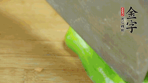 大蒜切成小段，青椒去籽滾刀切成塊。