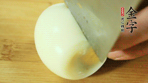 煮面條的同時(shí)把雞蛋煮好。