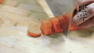 食材洗凈后，胡蘿卜切成塊，鮮香菇切成十字花刀備用。