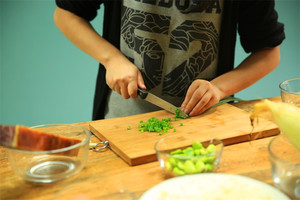 當(dāng)然，如果你愛吃蔥，可以切點(diǎn)蔥花加入。