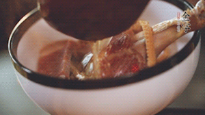 筍干提前冷水浸泡3小時(shí)，浸泡后將筍干撕成條狀。