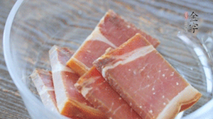 金字火腿切片溫水浸泡5分鐘。