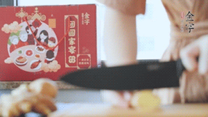 將處理好的老鴨放入冷水鍋中，丟入姜片，冷水煮沸去腥。