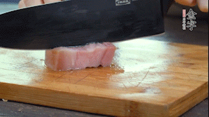 【餡料】1.金字淡咸肉加姜片料酒焯水，春筍焯水后切成小丁。