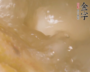 沸騰后撈出蔥結(jié)，小火燉45分鐘，加山藥再燉15分鐘。