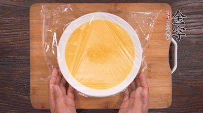 去除雞蛋液浮沫后，沸水上鍋蒸6分鐘。