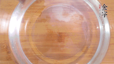 金字火腿切小片，浸泡5分鐘。