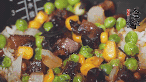 出鍋前加蠔油、生抽調(diào)味，撒點熟白芝麻即可。