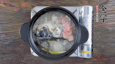 放豆腐、海鮮菇繼續(xù)中小火煮5分鐘。