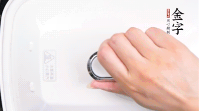 大火煮開(kāi)后，再上鍋中火蒸20分鐘，出鍋后撒上蔥花。