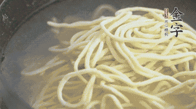 面條煮熟過(guò)涼水備用。